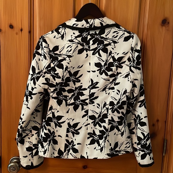 Black and white blazer (ravel size 4) - Picture 5 of 6